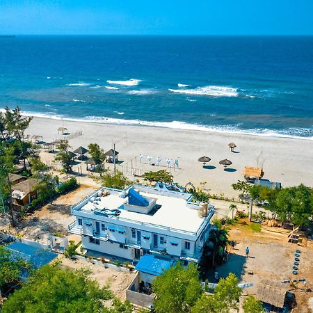 Club Monet Beachfront Resort By Cocotel Cabangan Exterior foto